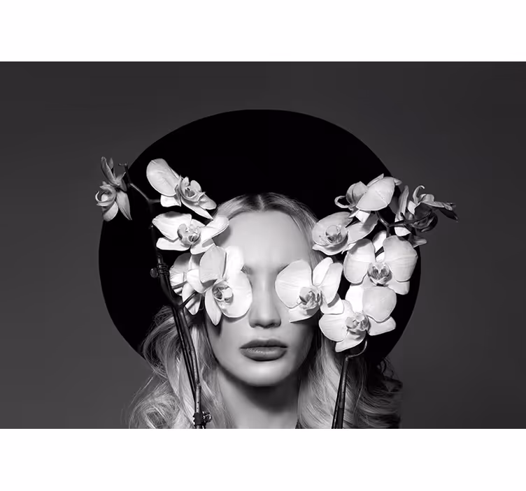 Living room blind woman with flower hat - TenStickers