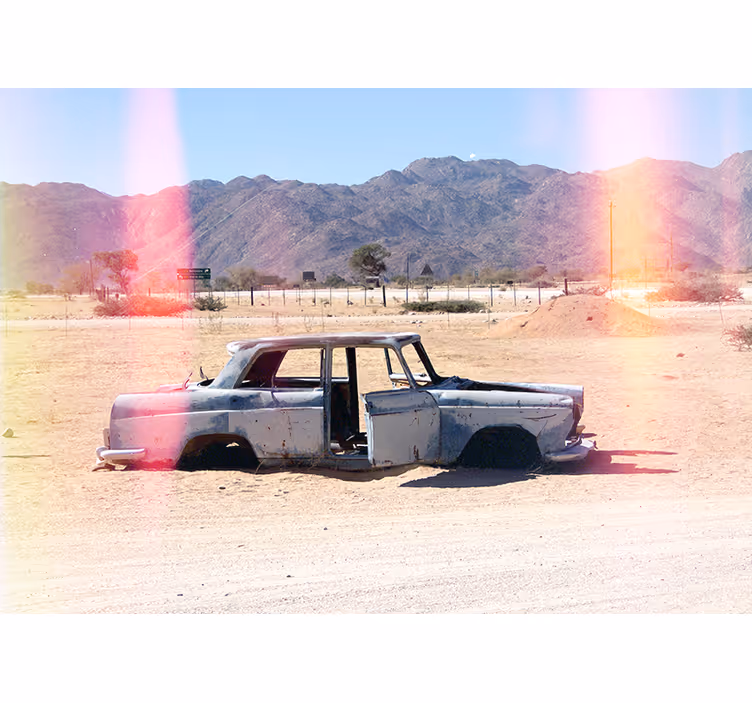 Living room blind abandoned car in desert - TenStickers