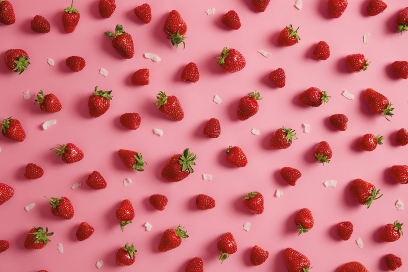 Modern placemats with strawberry pattern design - TenStickers
