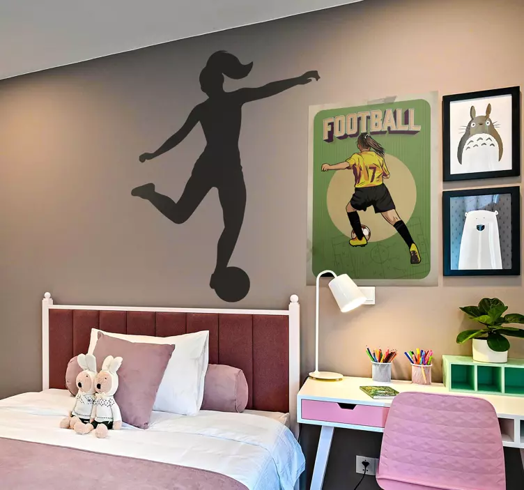 Football woman silhouette wall sticker - TenStickers